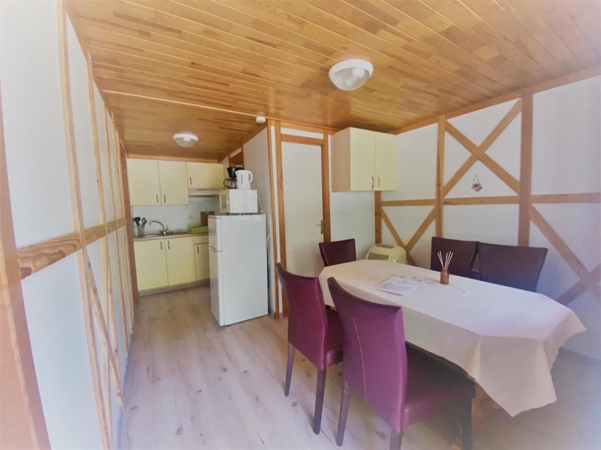 Camping Familial Les Chalets D'Uza Eksteriør billede