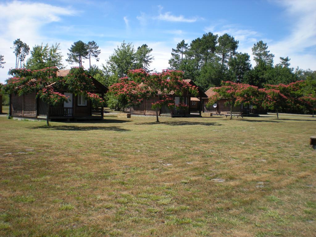 Camping Familial Les Chalets D'Uza Eksteriør billede