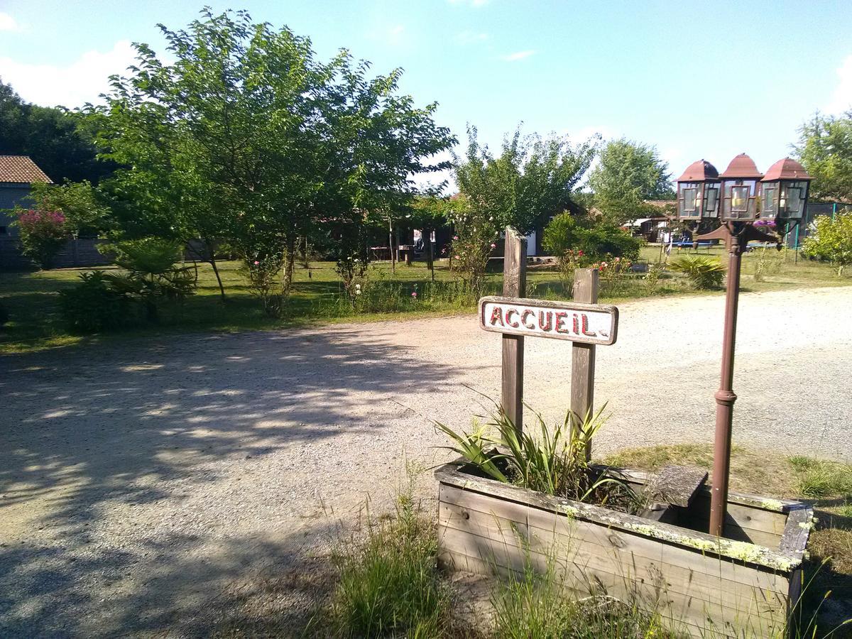 Camping Familial Les Chalets D'Uza Eksteriør billede